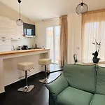 Flat 5 Apartment *